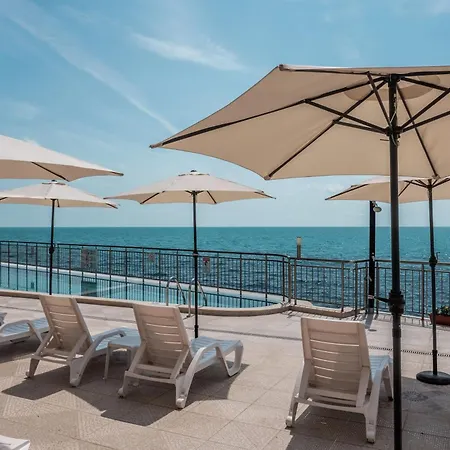 Cabacum Pleasure Beachfront - 50m To And Pool Апарт-отель Варна
